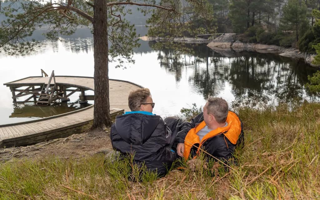 Vårpuss av båt ved vannkanten