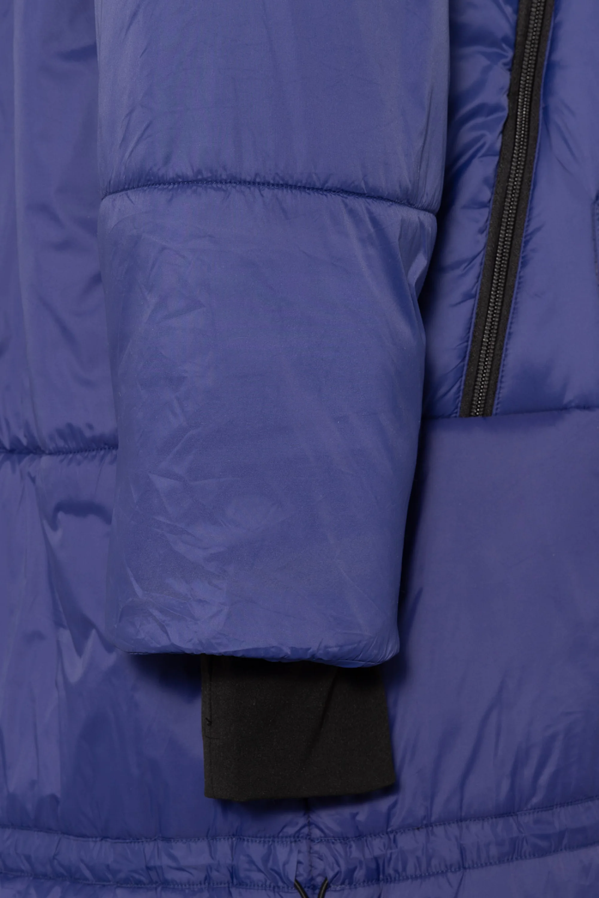 Nærbilde av erme og mansjett på fjellblå Utekos Mikrofiber.