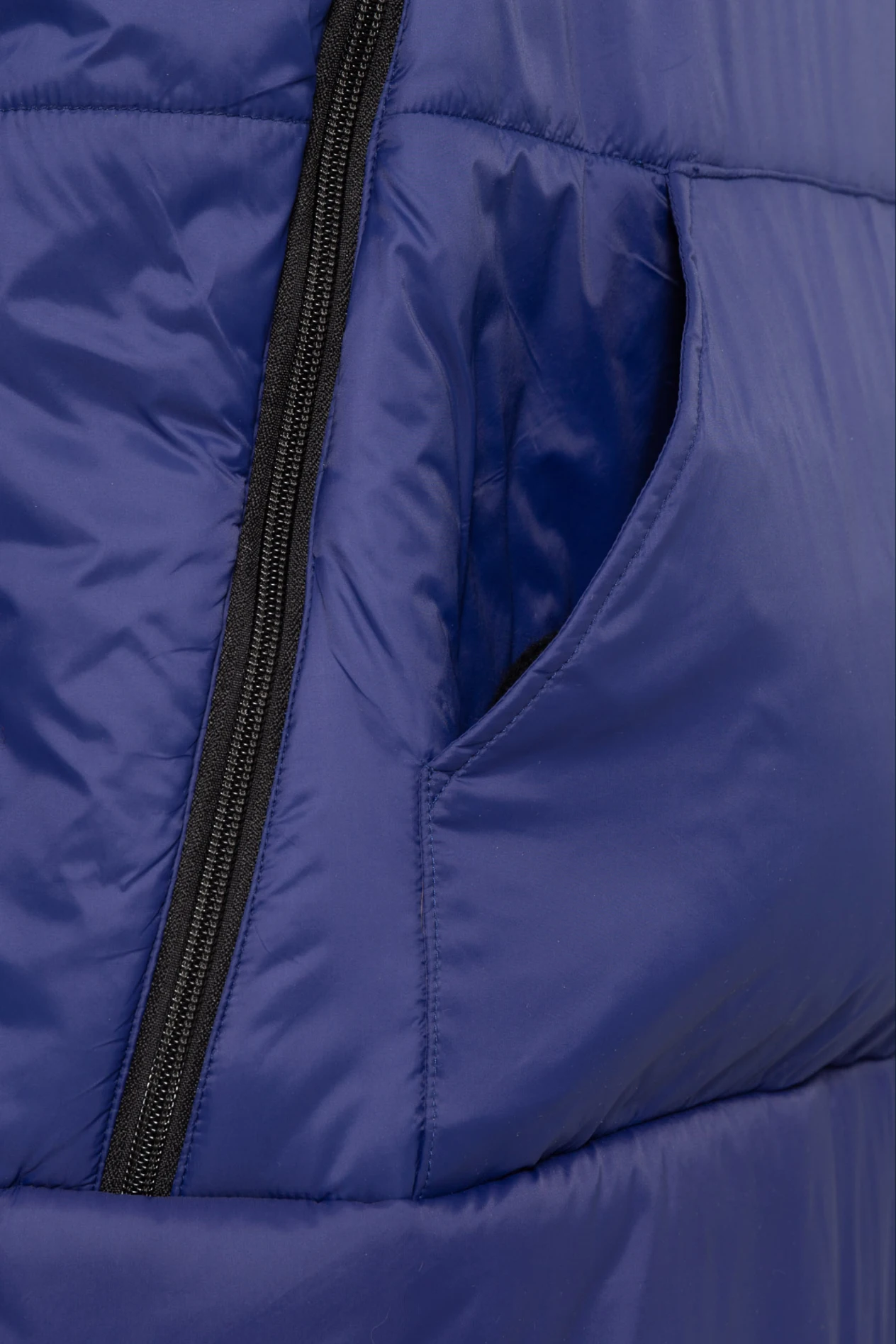 Nærbilde av glidelås og sidelomme på fjellblå Utekos Mikrofiber.
