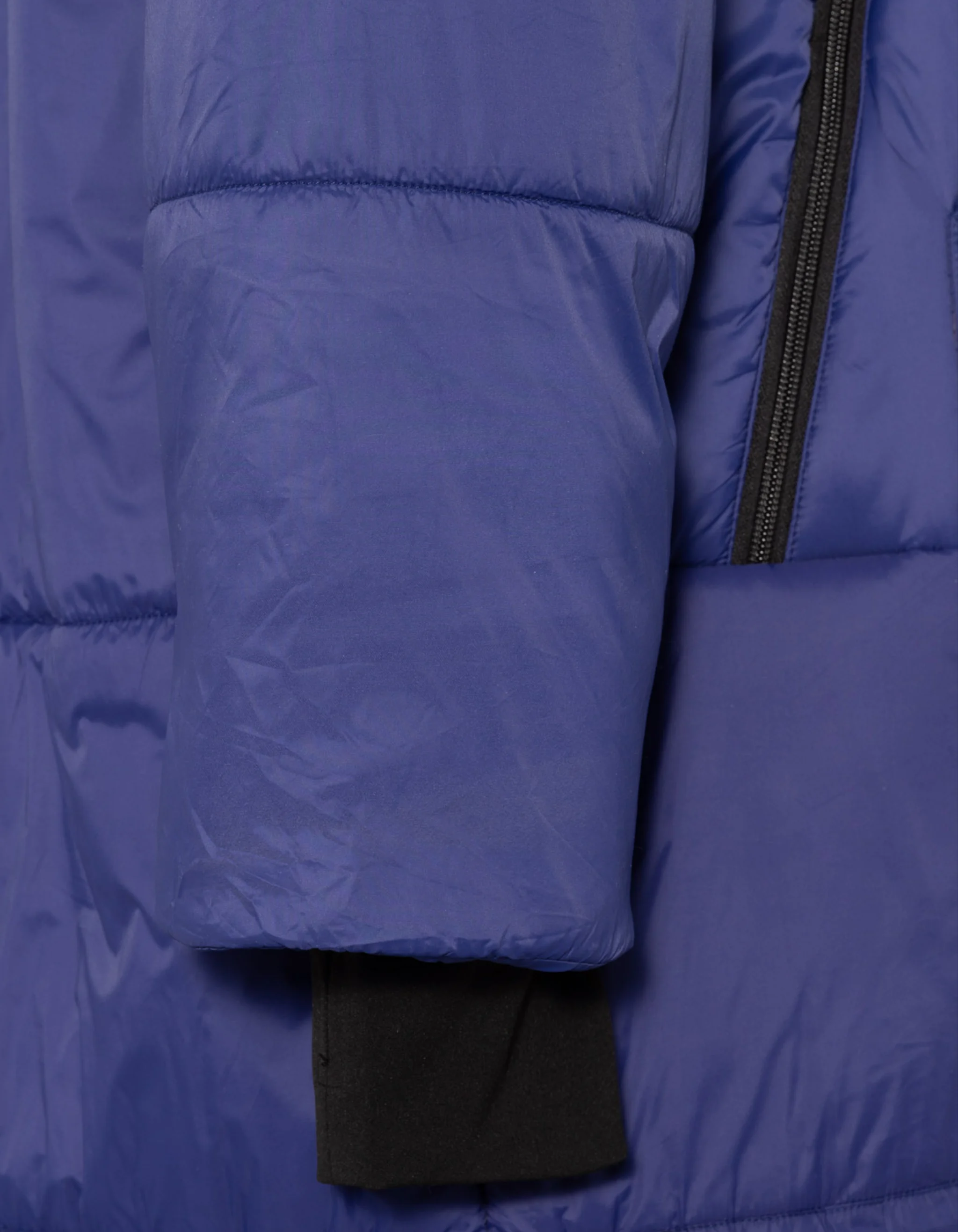 Nærbilde av erme og glidelås på fjellblå Utekos Mikrofiber.