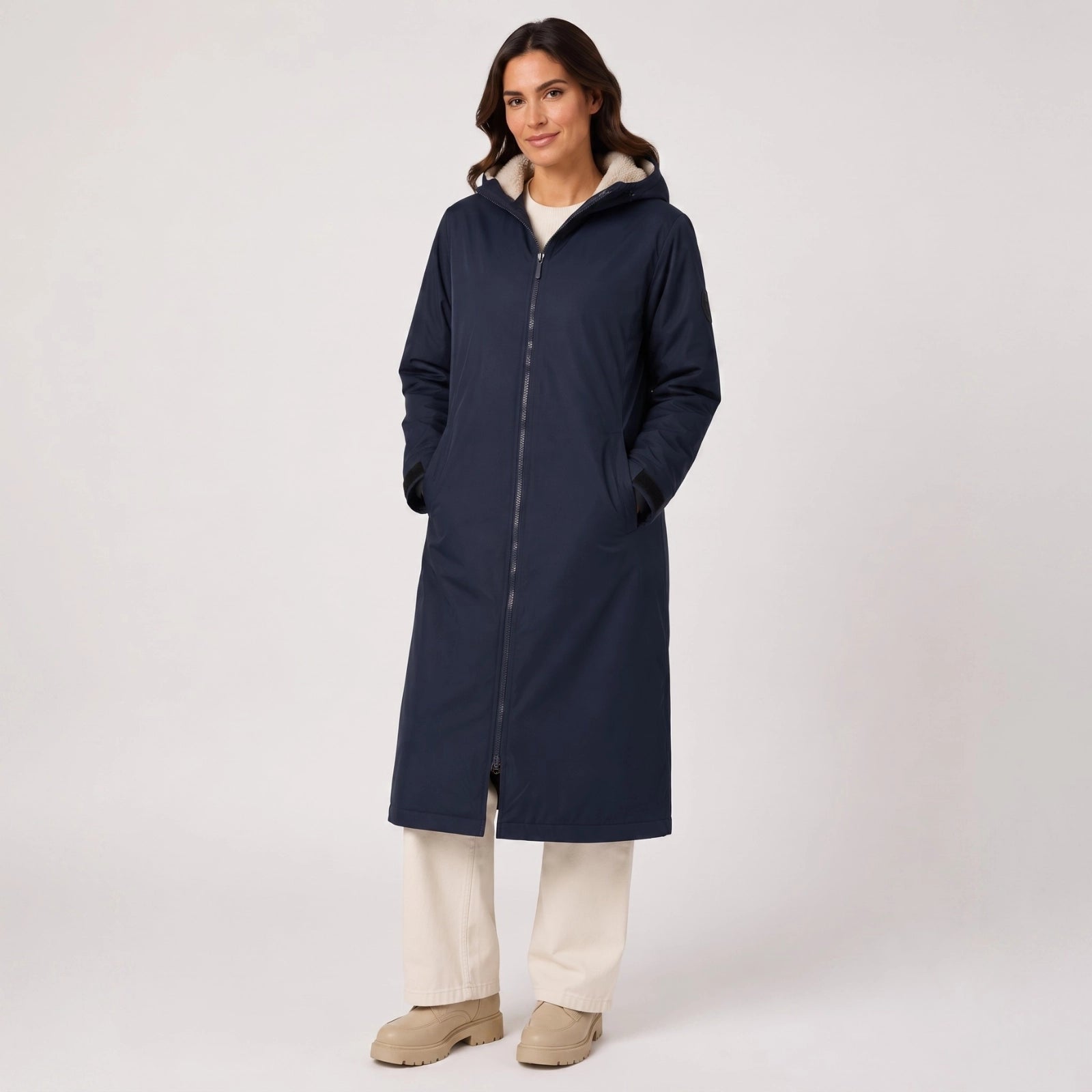 Mann med Comfyrobe på brygge i regnvær.