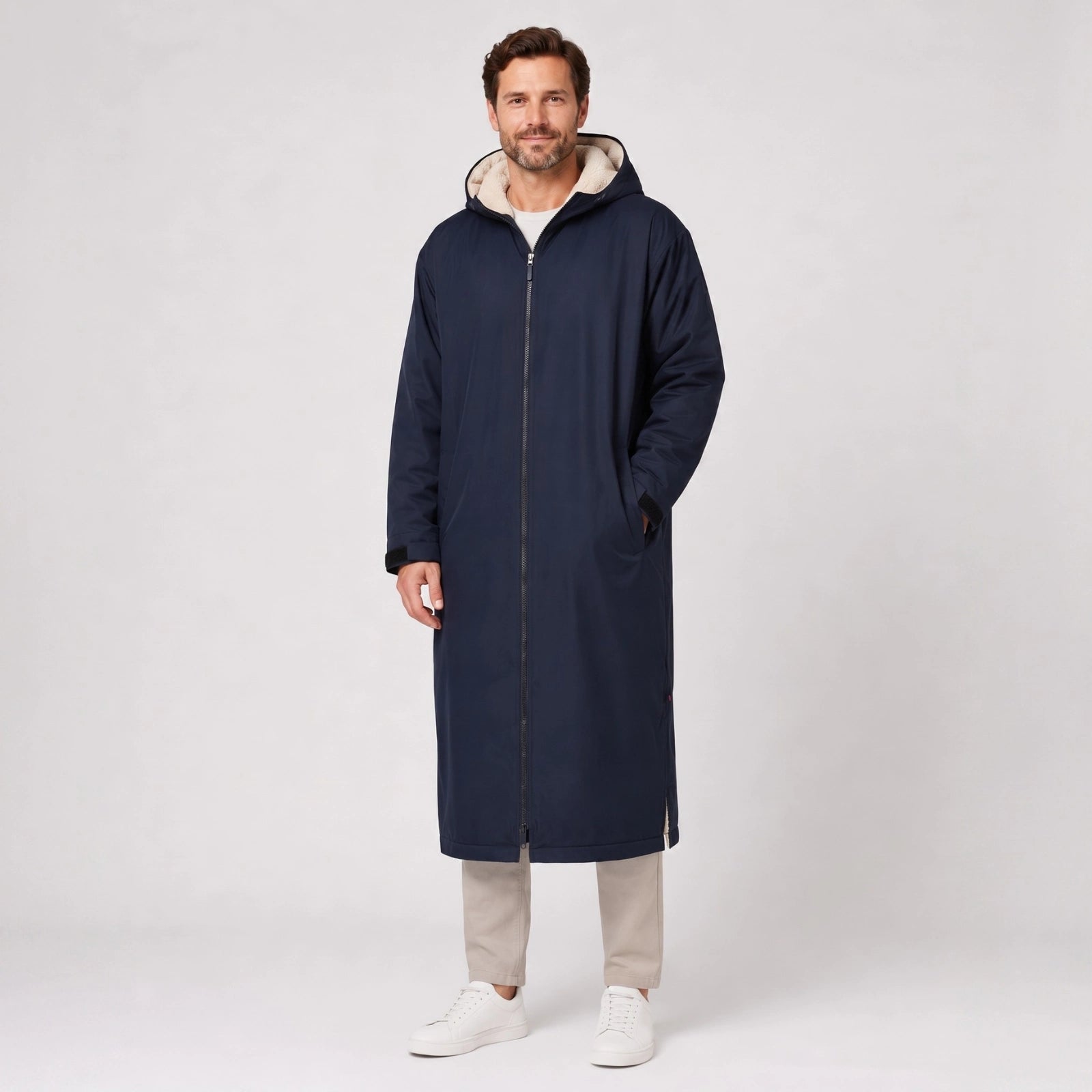 Herre med Comfyrobe ved vannet.