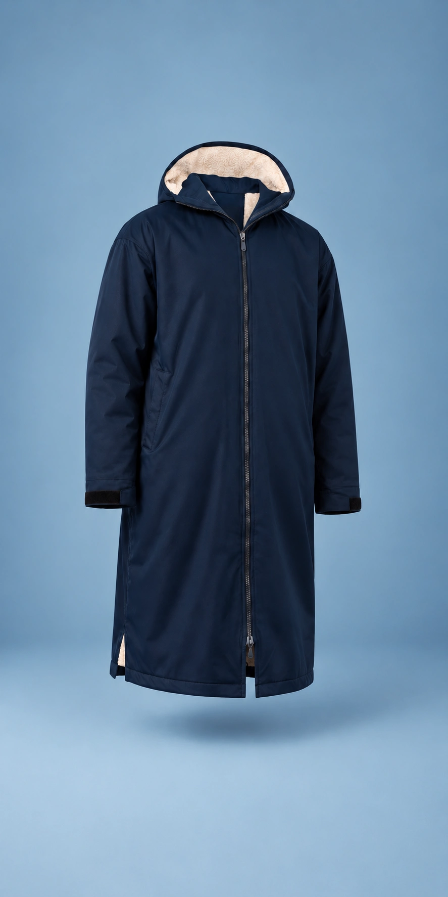 Marineblå Comfyrobe med sherpa-fôret hette.