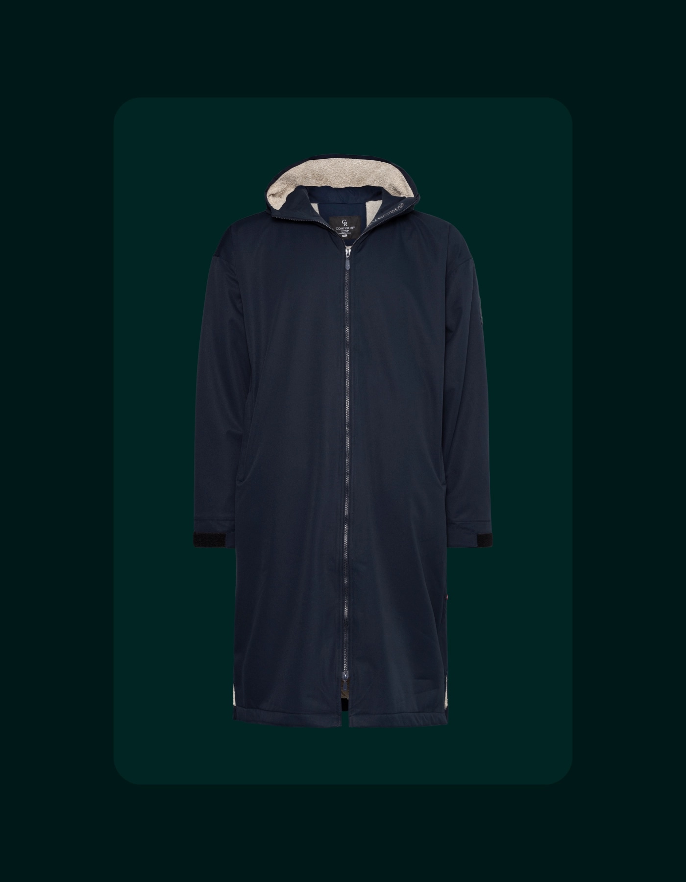 Marineblå Comfyrobe i full lengde forfra med synlig merkelapp.