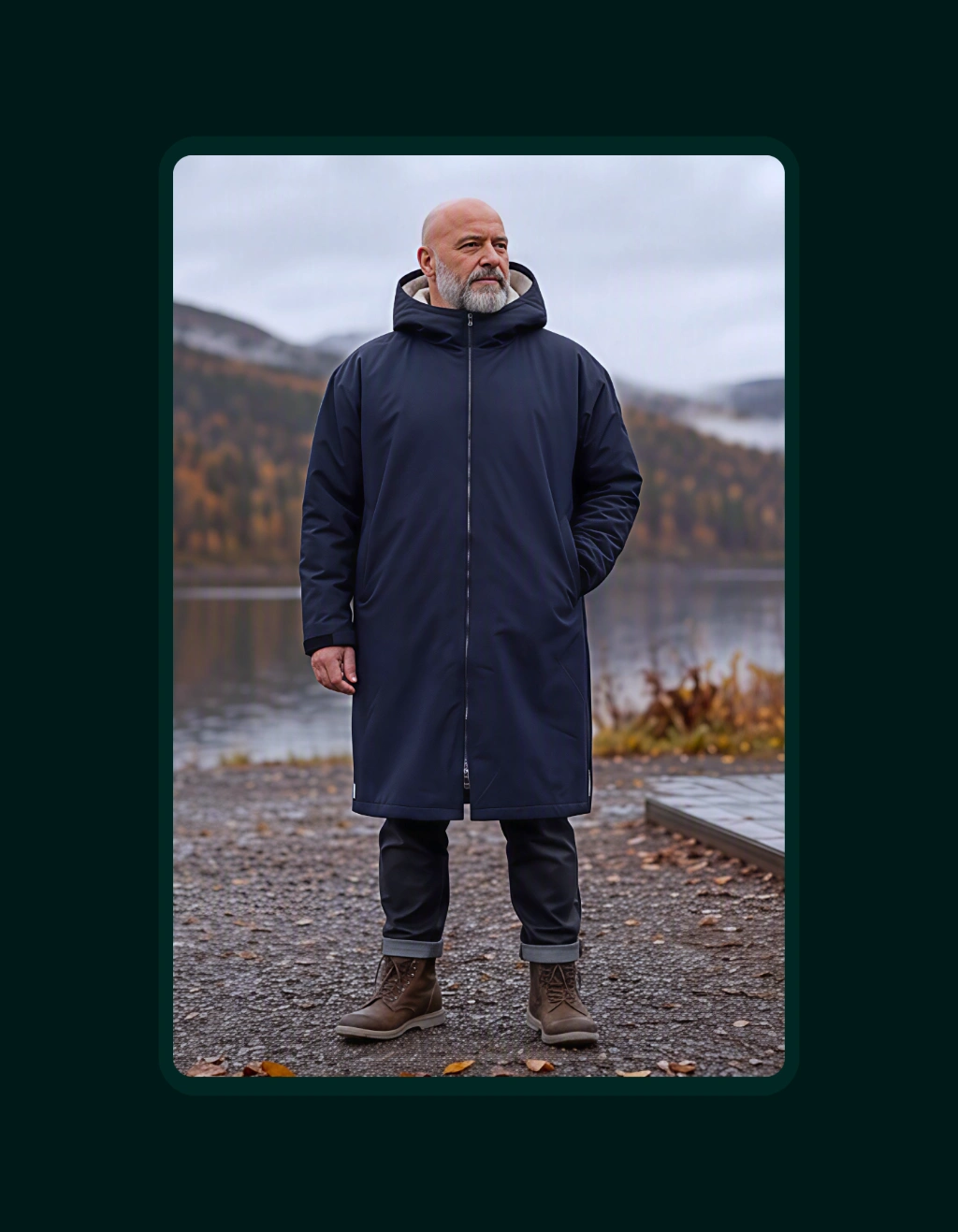 Mann i marineblå Comfyrobe ved vannkanten.