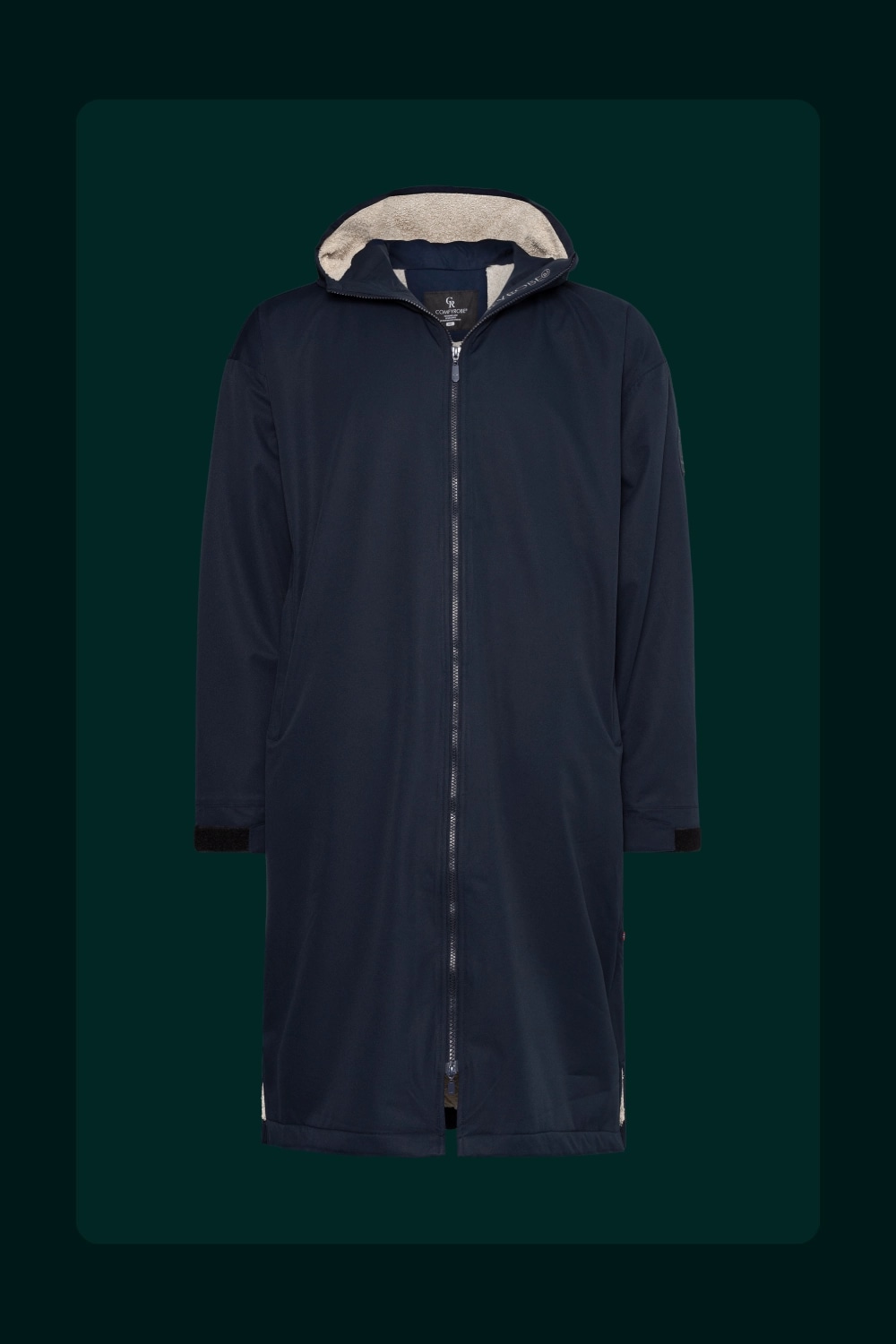Marineblå Comfyrobe i full lengde forfra med synlig merkelapp.