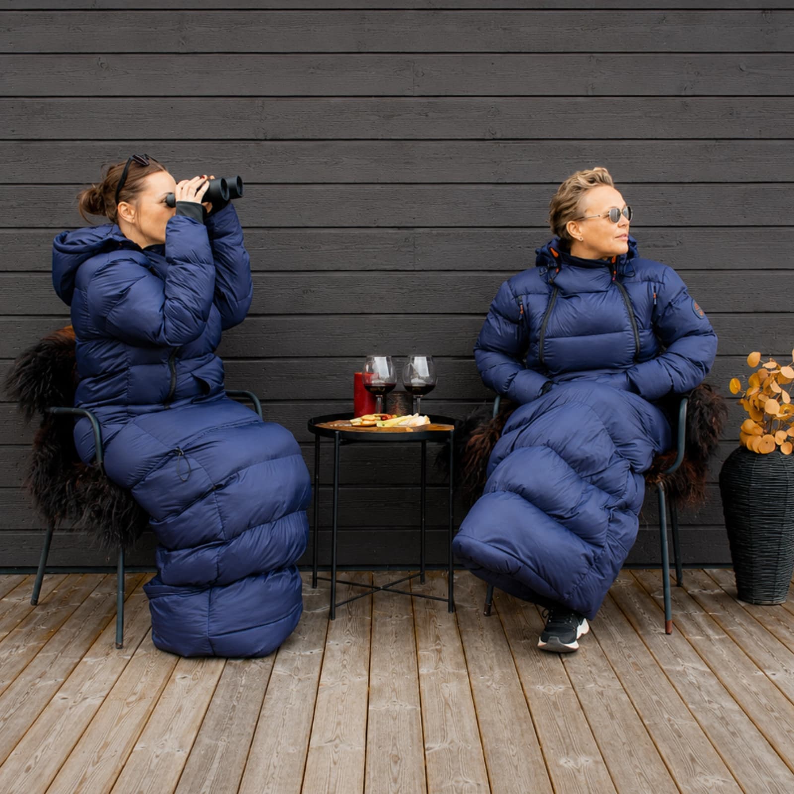 To lykkelige kvinner nyter terrasselivet med Utekos TechDown™.