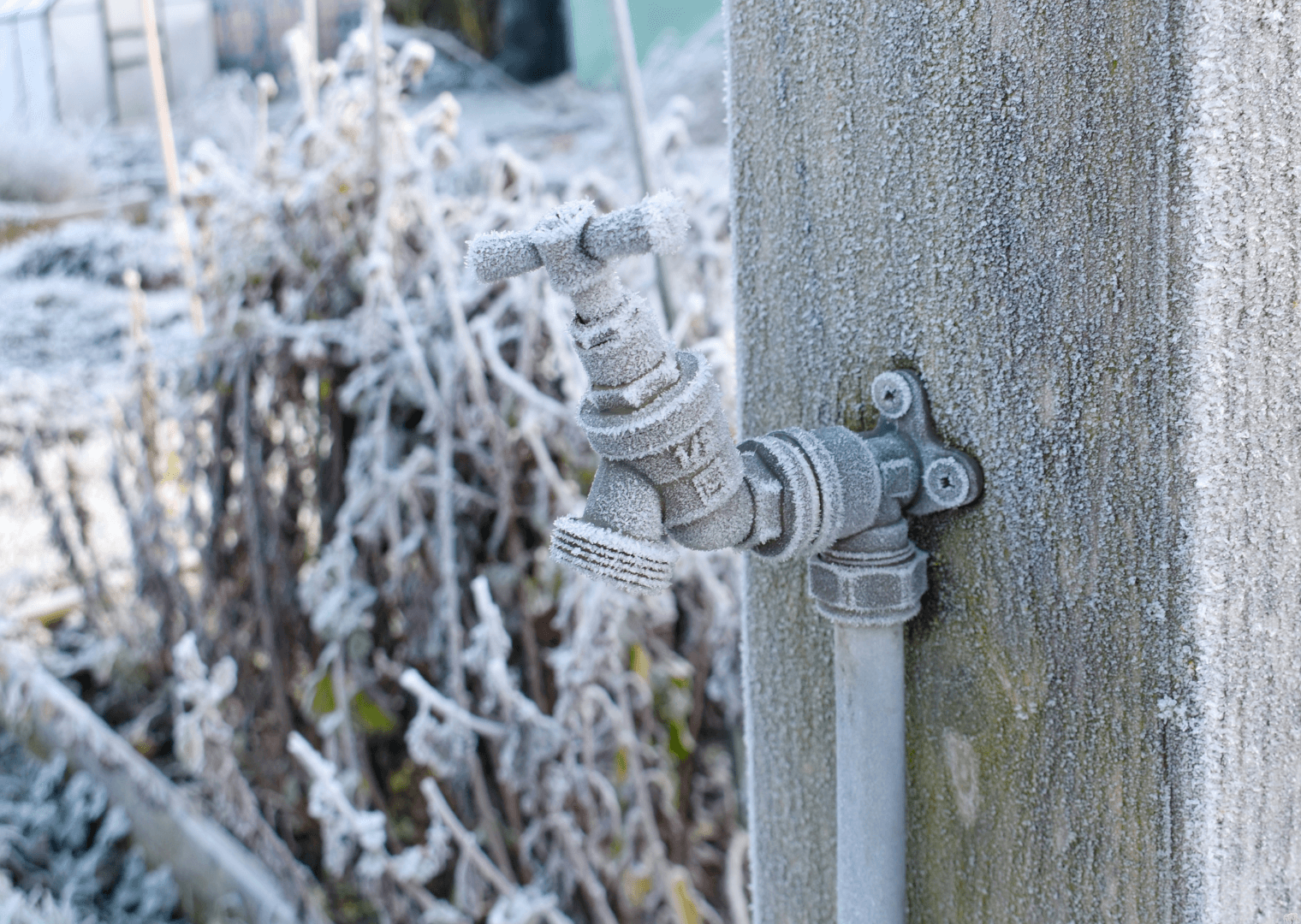 En utekran dekket av et tykt lag med is og rim, som illustrerer faren for frostsprengning.