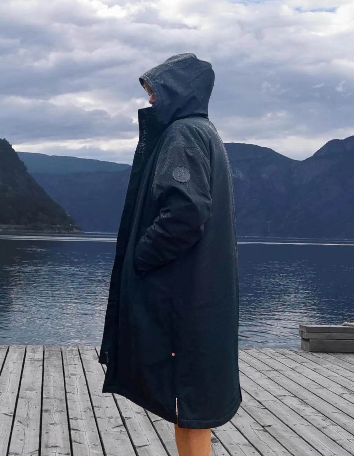 Person med mørk Comfyrobe ute i regnvær