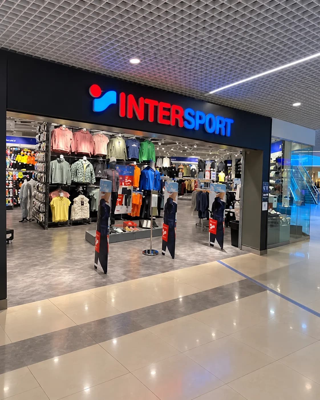 Inngangen til Intersport med butikkskilt på Laksevåg Senter