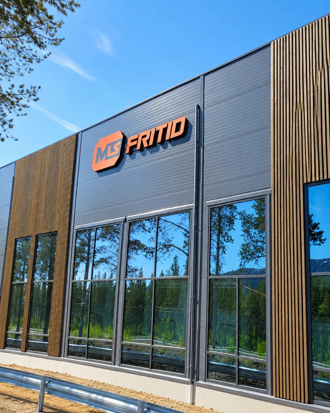 Fasaden til MLS Fritid i Alta med butikkens oransje skilt