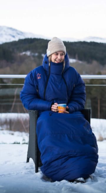 Person som har stoppet bobilen langs en nasjonal turistvei og nyter utsikten i et Utekos-plagg.