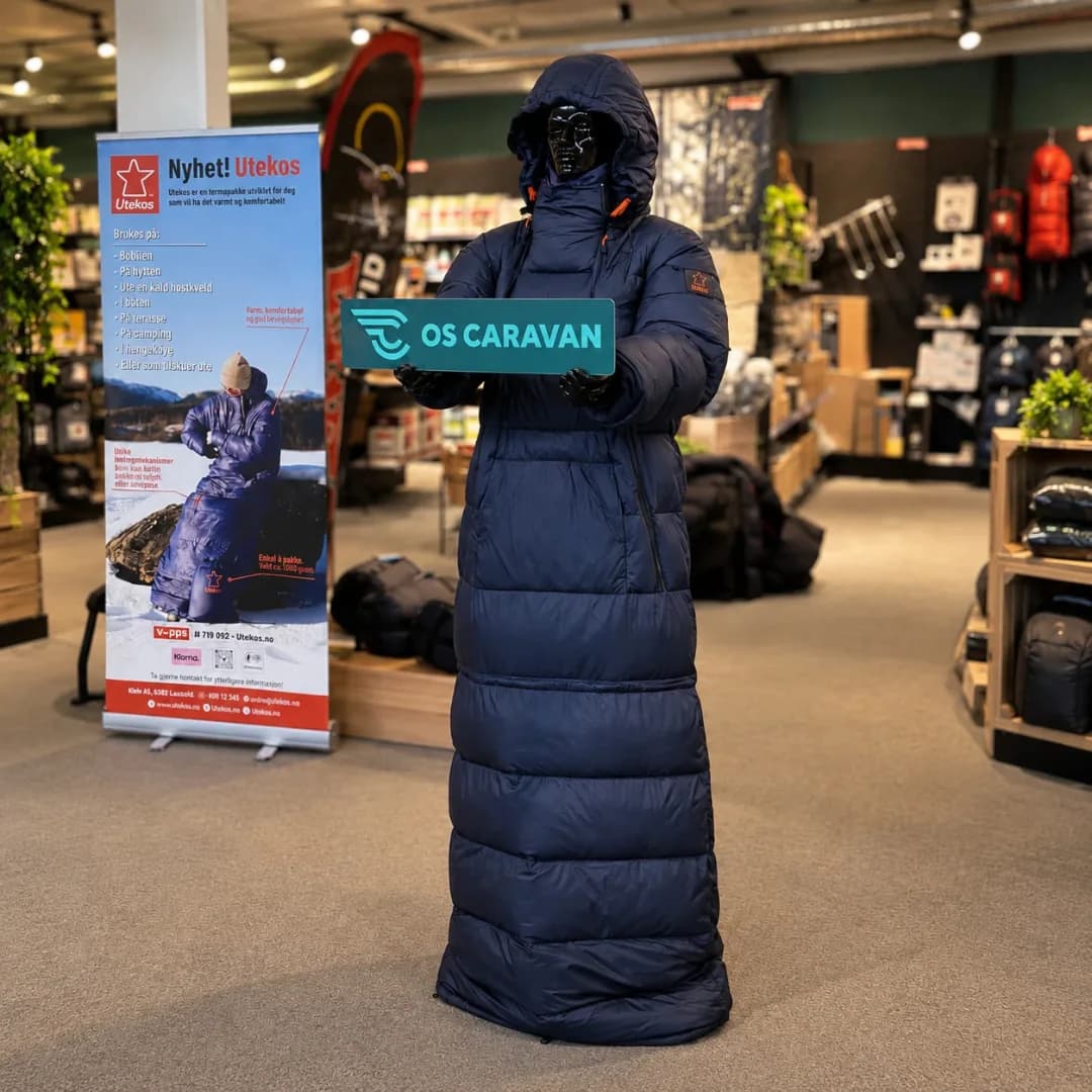Blått Utekos-plagg på en utstillingsdukke med et Os Caravan-skilt