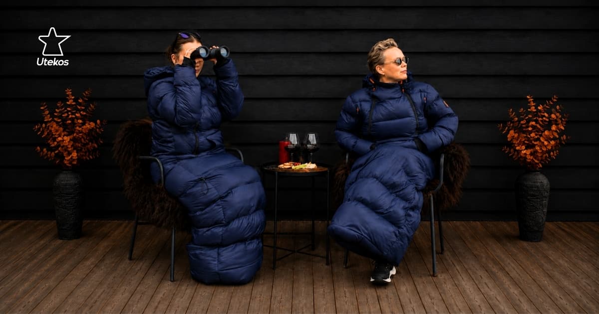 To personer i varme plagg på en terrasse