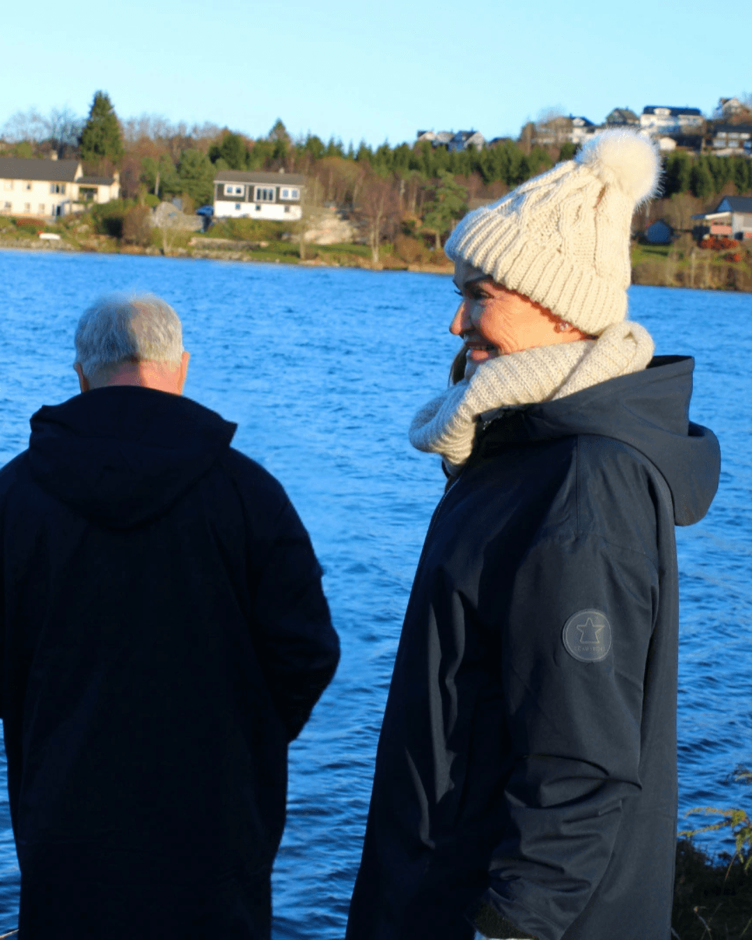Kvinne med Comfyrobe ved vannet.