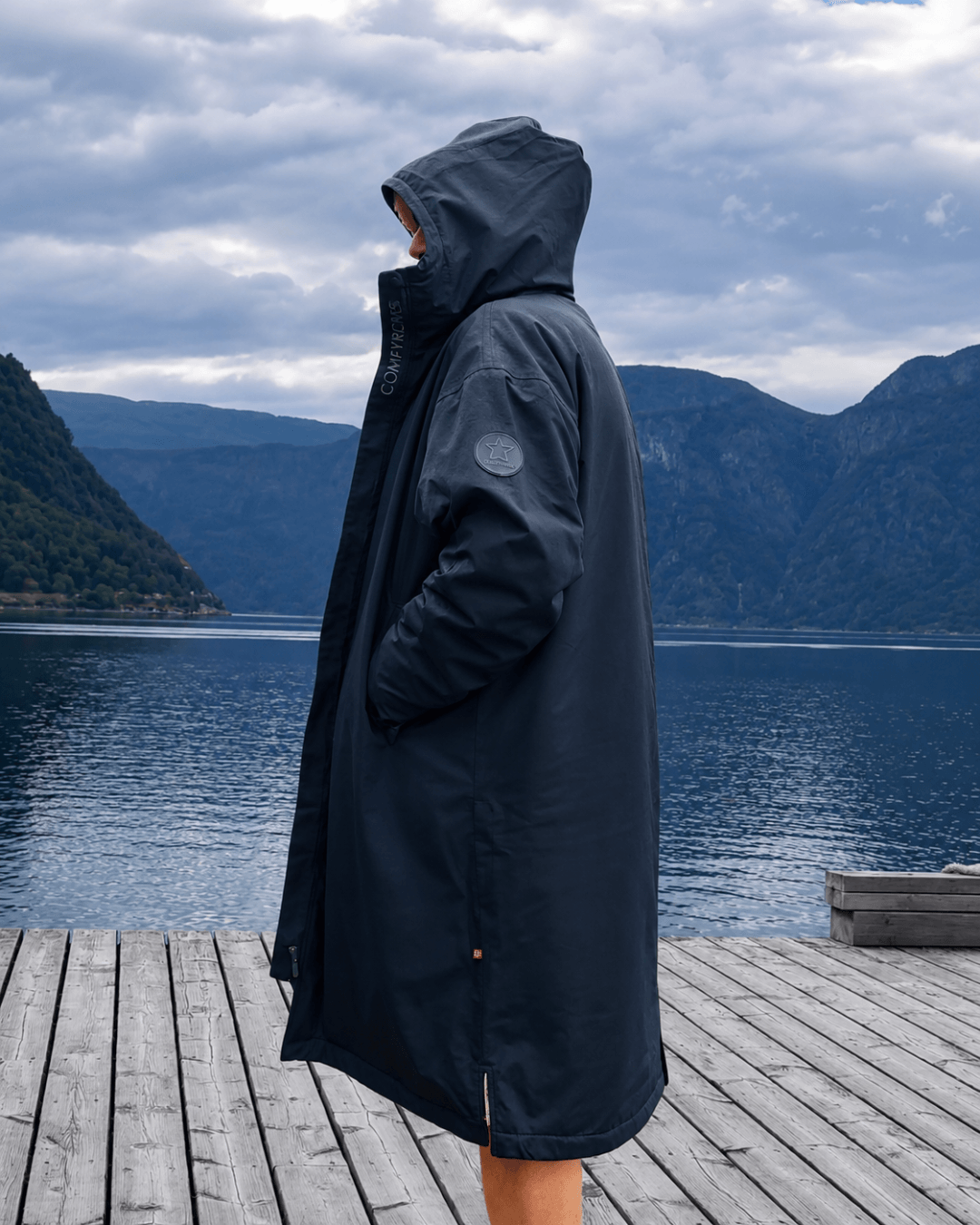 Mann med Comfyrobe på brygge i regnvær.