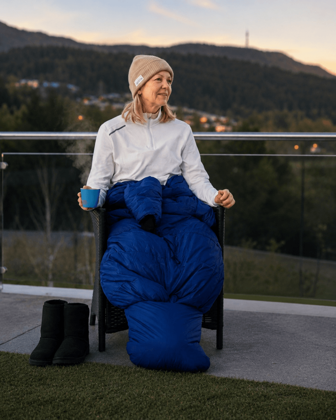 Utekos Dun Fjellblå Kvinne på terrasse.
