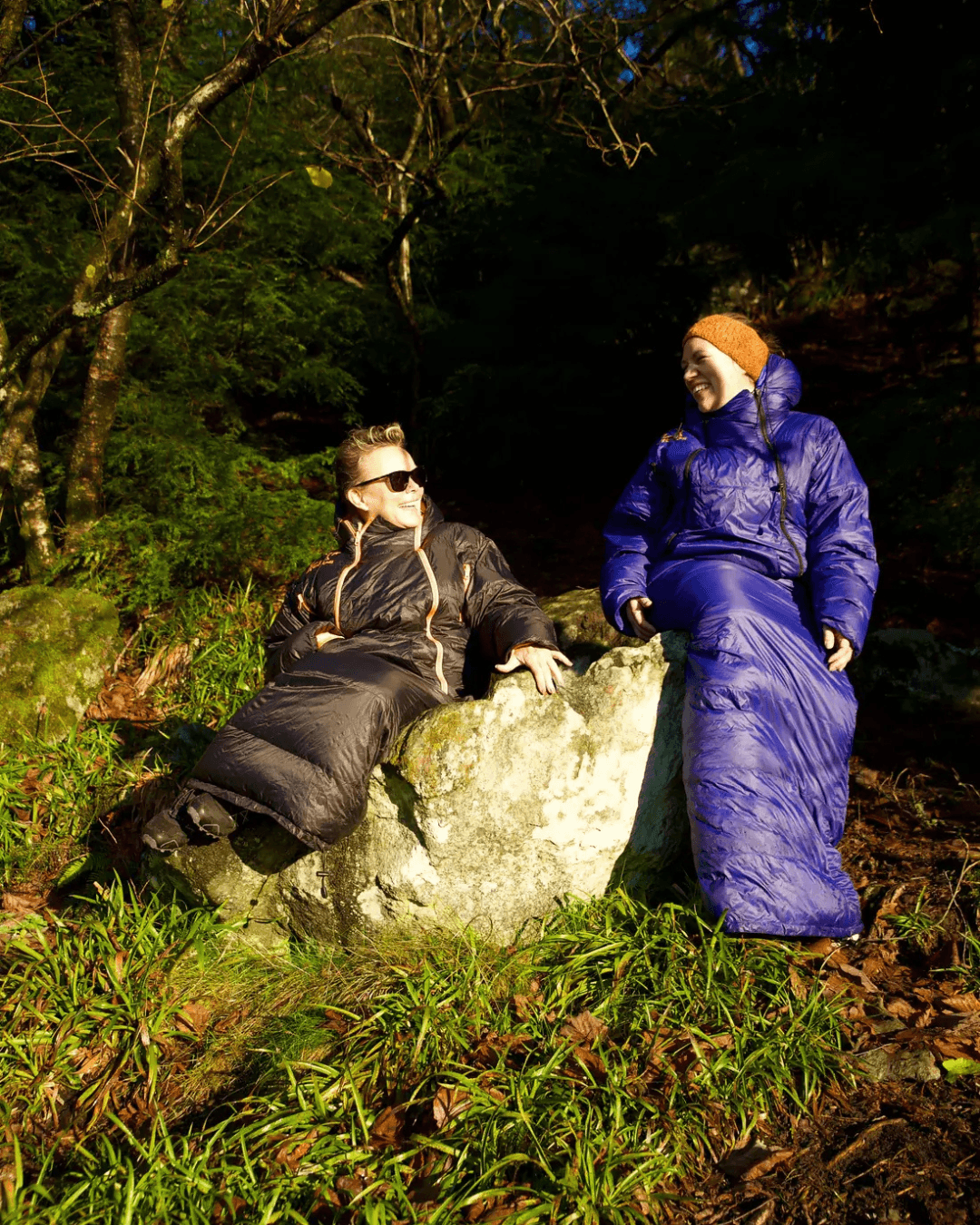 Kvinner med Utekos Mikrofiber på skogen.