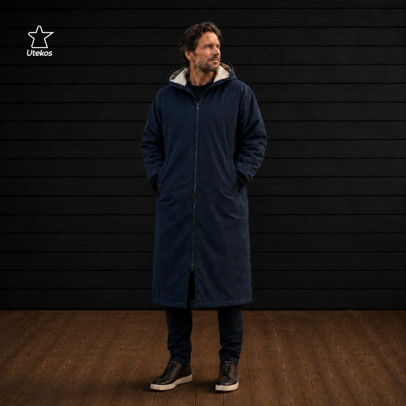 Mann i Comfyrobe foran vegg